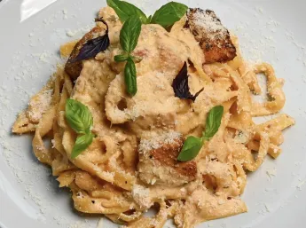 Средиземноморская кухня: страчателла, фетучини и яблочный тарт
