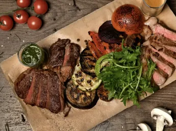 Сочные стейки, нежная утка, овощи на гриле — ваш идеальный ужин!