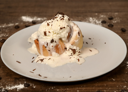 Булочка с корицей и сливочным кремом