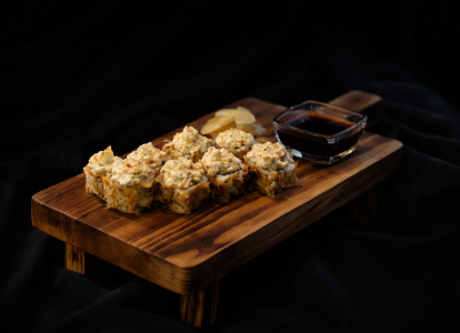 Урамаки с лососем и креветкой