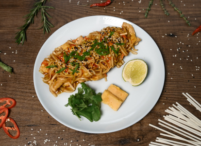 Удон с курицей и овощами