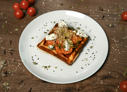 Бельгийские вафли со сливочным кремом и форелью