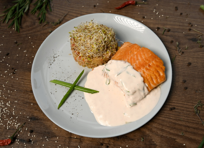 Стейк из форели с киноа и сливочным соусом