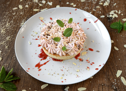 Миндальный пирог с карамельным кремом и клубничным муссом