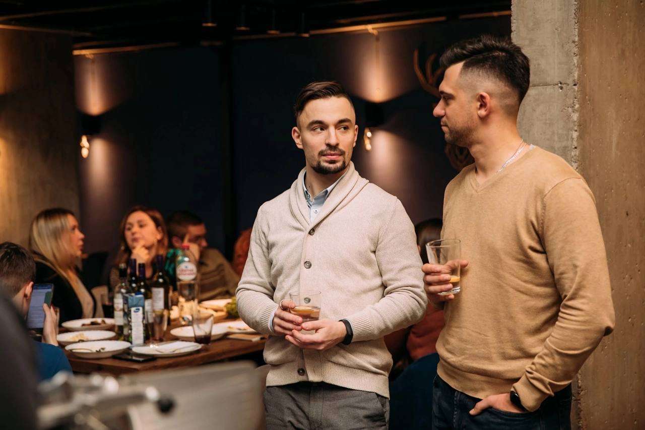  | Гости общаются в студии Cookforia рядом с накрытым столом