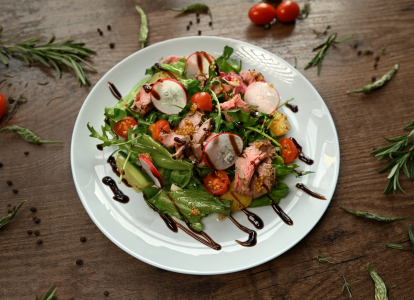 Салат с ростбифом, бейби картофелем, битыми огурцами и запечённой паприкой