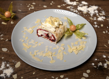 Меренговый рулет с ягодным соусом и сливочным кремом