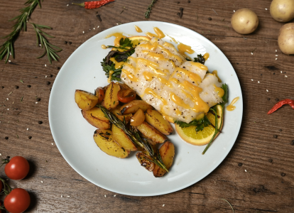 Запечённый палтус на цитрусовой подушке, с бейби картофелем и соусом Холландез
